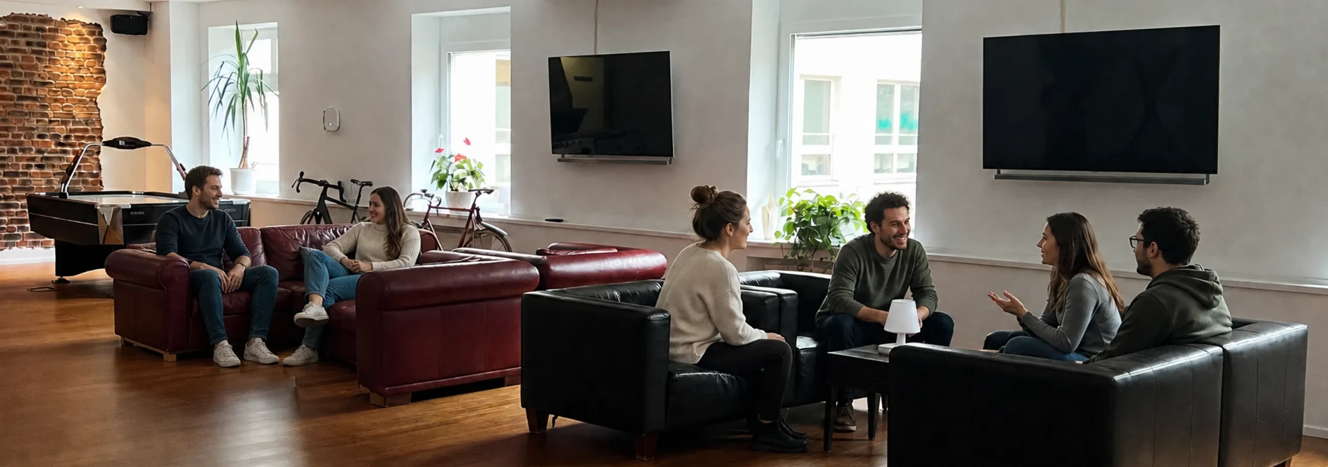 Diverses DextraData-Team lacht gemeinsam in hellem Büro