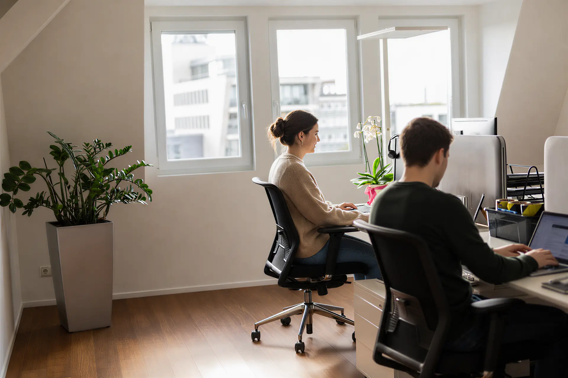 Kolleg:innen bei der gemeinsamen Arbeit