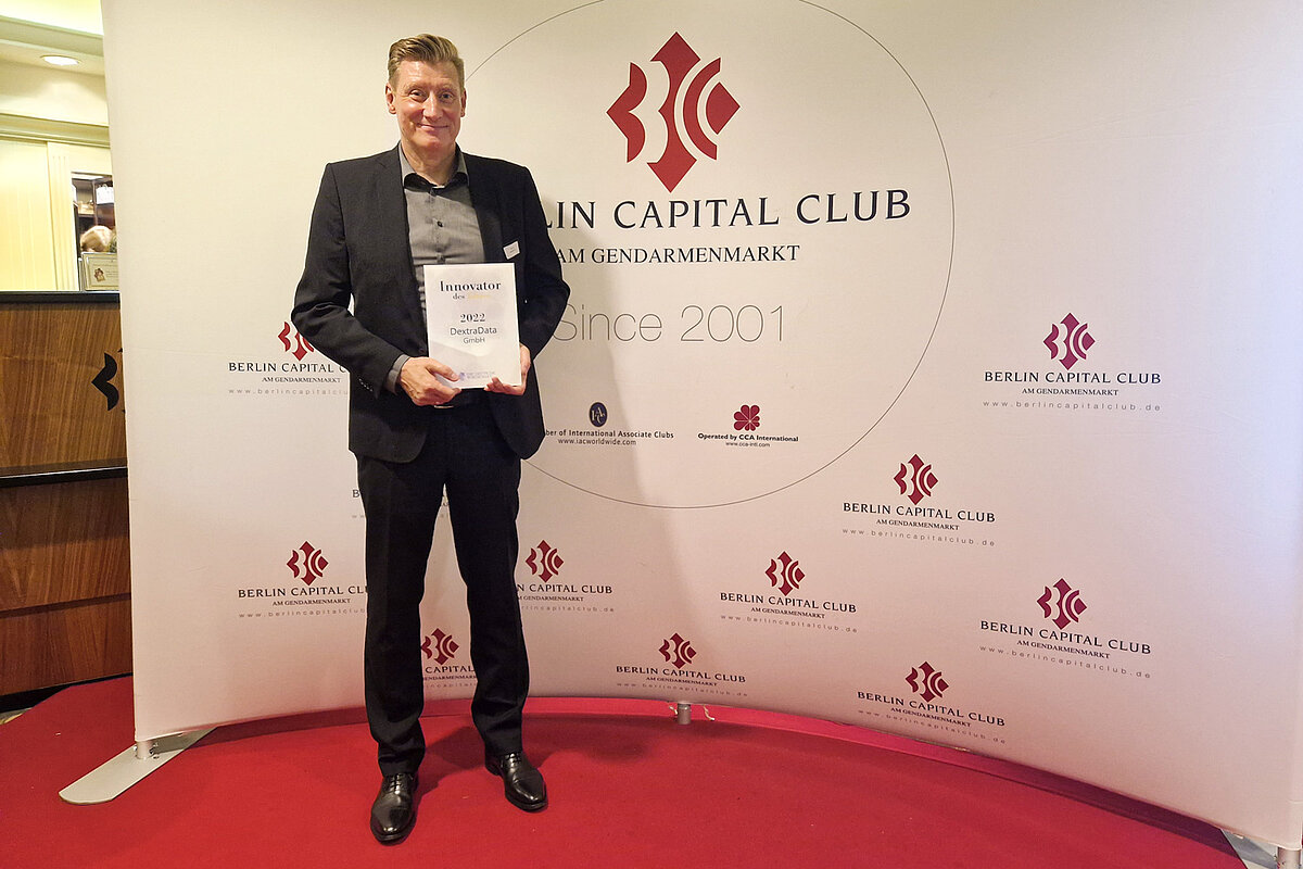 Oliver Lotz, Director Client Consulting bei DextraData, nahm den Award im Berliner Capital Club entgegen.